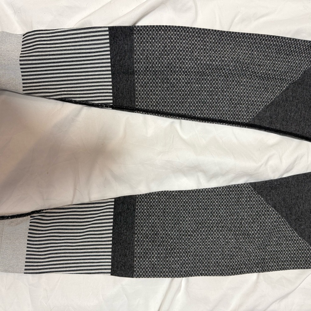 Women’s Gap GAPFit Gray Black Leggings Size Medium Never Worn - Picture 2 of 5